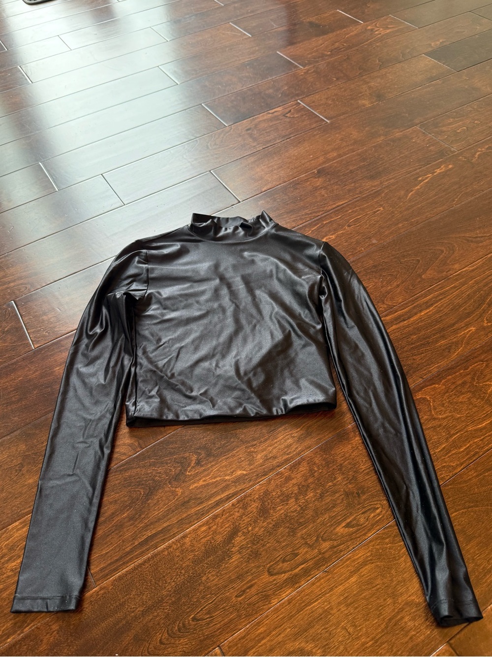 Cropped black shiny long sleeve